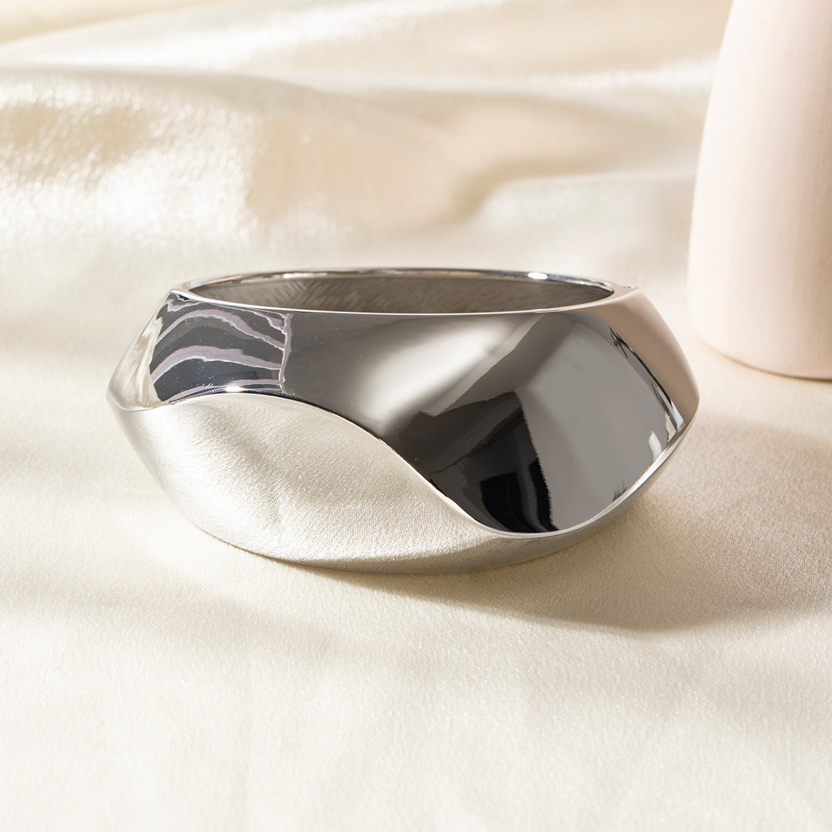 Exaggerated Wide Open Alloy Bracelet - Norellé