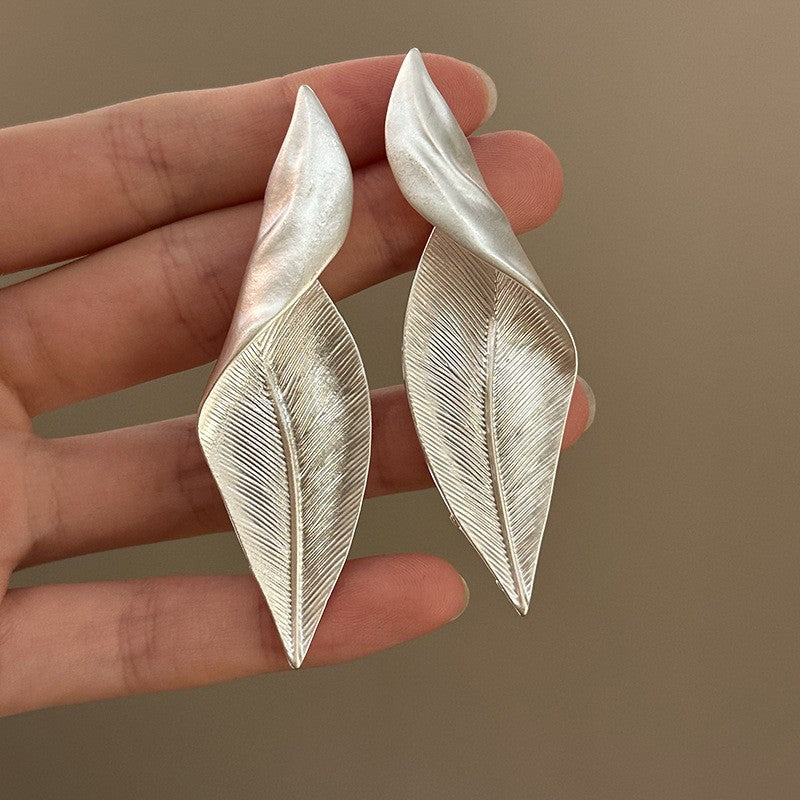 Niche Metal Folding Leaf Earrings - Norellé